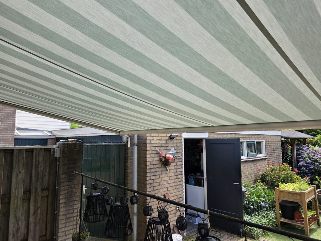 Strak gespannen doek van Plaza Viva OptiStretch pergola