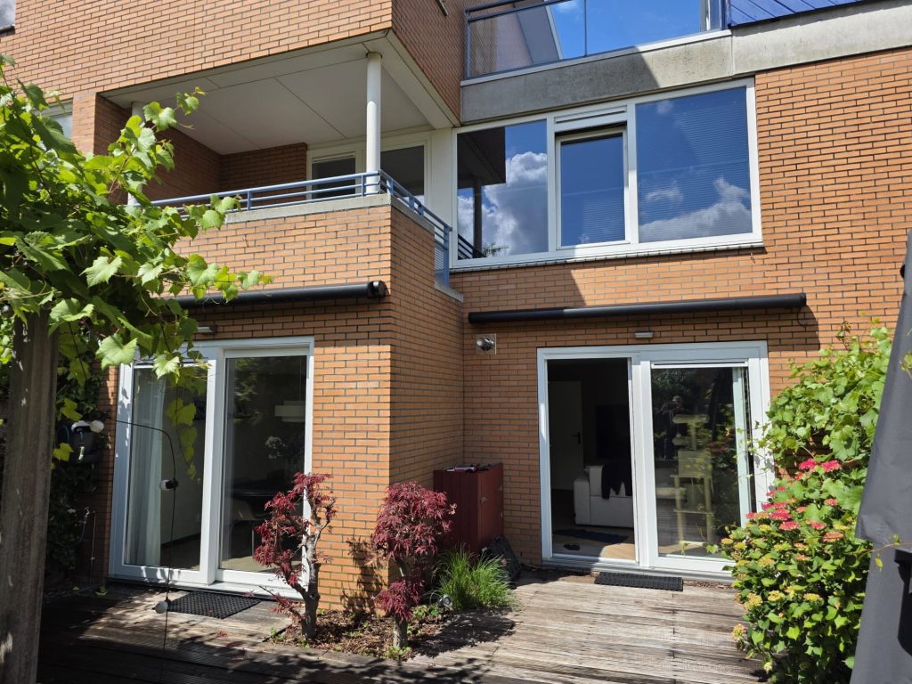 Twee Verano Ipanema zonneschermen geplaatst in Nieuwland Amersfoort