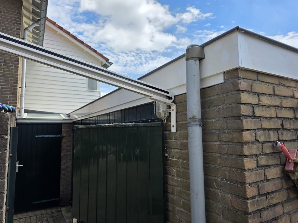 Maatwerk steunpunt voor pergola zonwering in Leusden